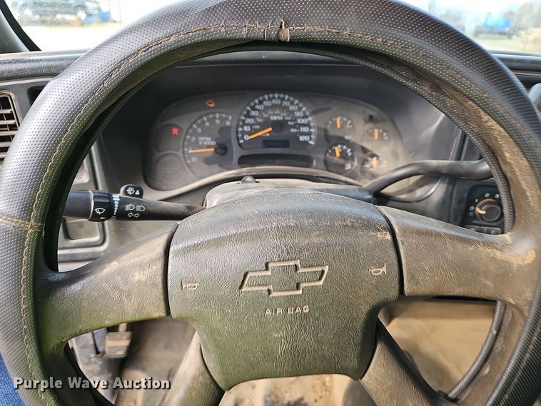 image for item OJ9175 2004 Chevrolet Silverado 1500 pickup truck