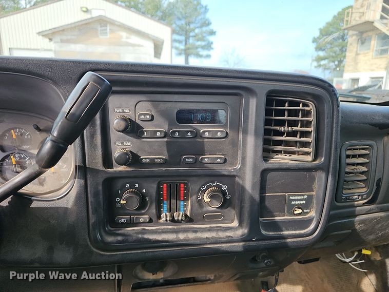 image for item OJ9175 2004 Chevrolet Silverado 1500 pickup truck