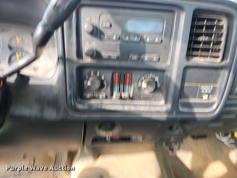 image for item OJ9175 2004 Chevrolet Silverado 1500 pickup truck