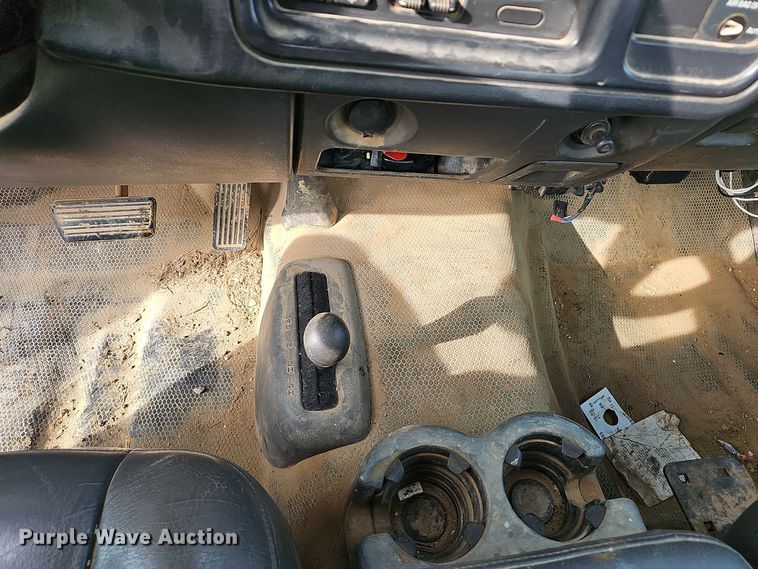 image for item OJ9175 2004 Chevrolet Silverado 1500 pickup truck