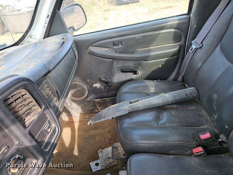 image for item OJ9175 2004 Chevrolet Silverado 1500 pickup truck