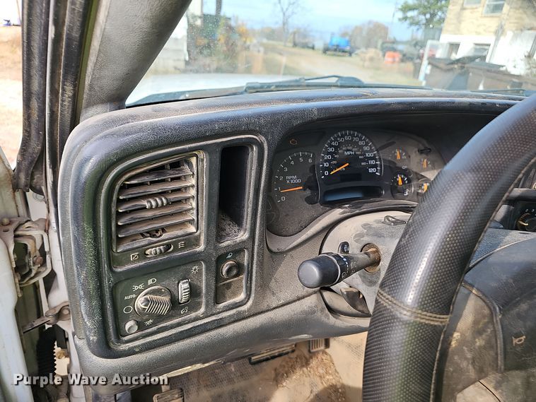 image for item OJ9175 2004 Chevrolet Silverado 1500 pickup truck