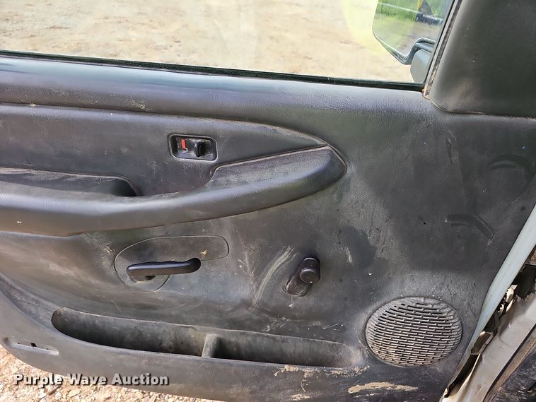 image for item OJ9175 2004 Chevrolet Silverado 1500 pickup truck