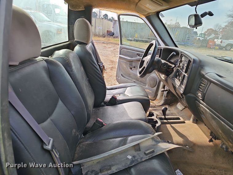 image for item OJ9175 2004 Chevrolet Silverado 1500 pickup truck