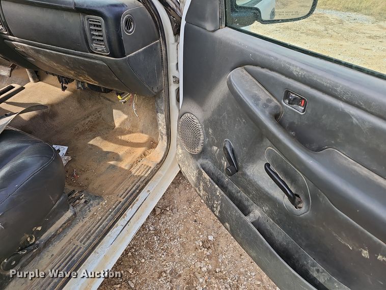 image for item OJ9175 2004 Chevrolet Silverado 1500 pickup truck