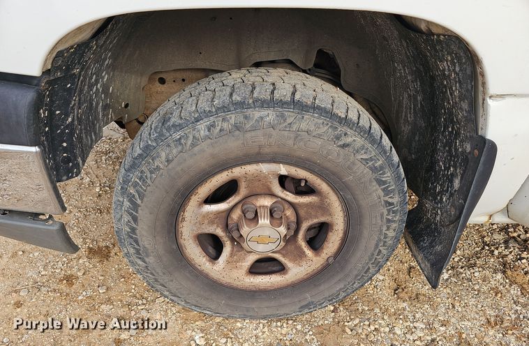 image for item OJ9175 2004 Chevrolet Silverado 1500 pickup truck