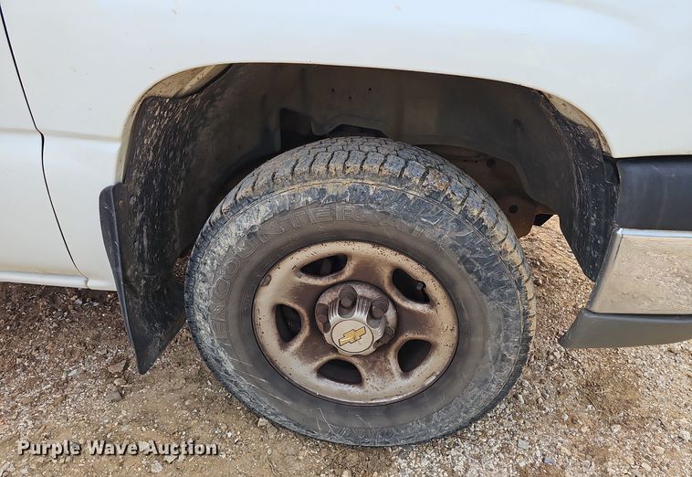 image for item OJ9175 2004 Chevrolet Silverado 1500 pickup truck