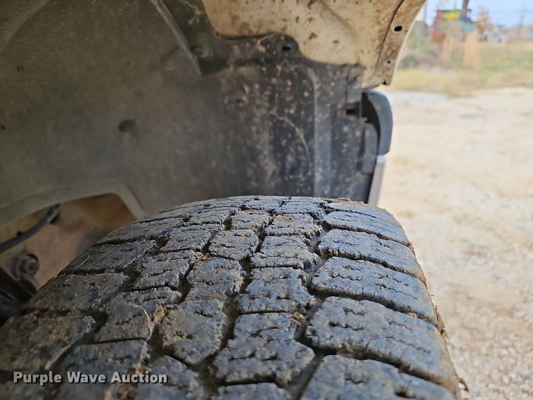 image for item OJ9175 2004 Chevrolet Silverado 1500 pickup truck