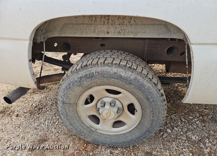 image for item OJ9175 2004 Chevrolet Silverado 1500 pickup truck