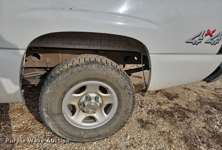image for item OJ9175 2004 Chevrolet Silverado 1500 pickup truck