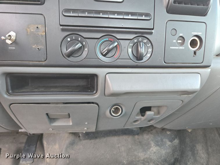 image for item YA0276 2006 Ford F250 Super Duty XL pickup truck