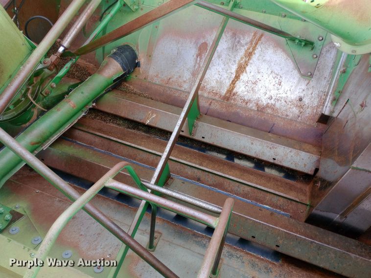 image for item EN8624 1990 John Deere 9500 combine