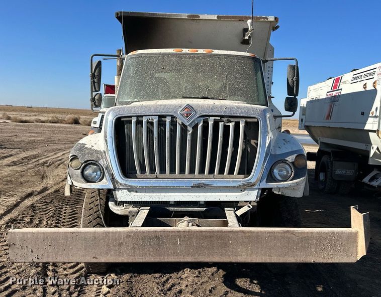 image for item ER8373 2015 International 7400 feed mixer truck