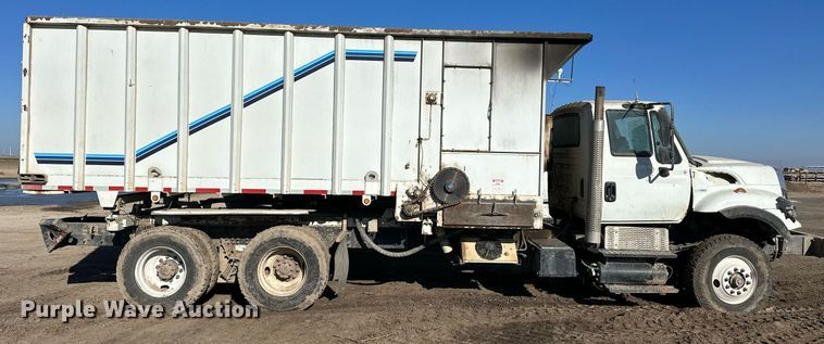 image for item ER8373 2015 International 7400 feed mixer truck