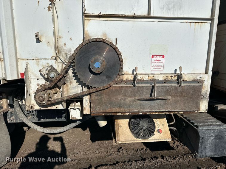 image for item ER8373 2015 International 7400 feed mixer truck