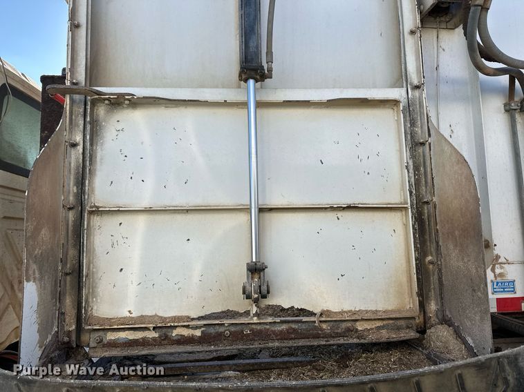 image for item ER8373 2015 International 7400 feed mixer truck