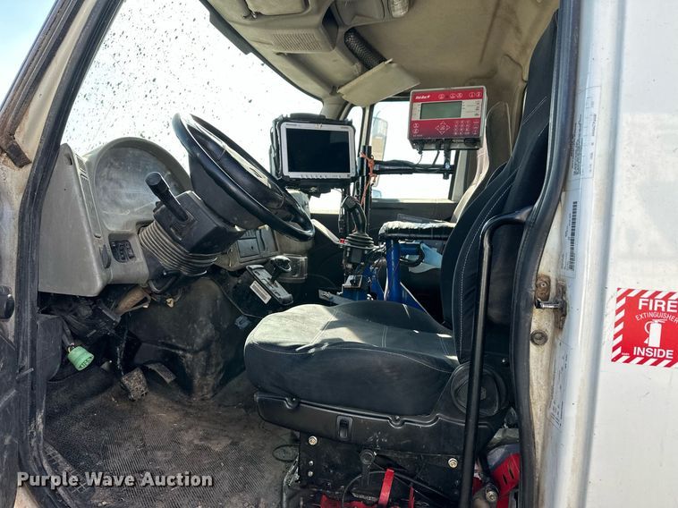 image for item ER8373 2015 International 7400 feed mixer truck