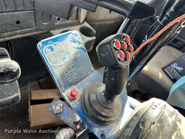 image for item ER8373 2015 International 7400 feed mixer truck