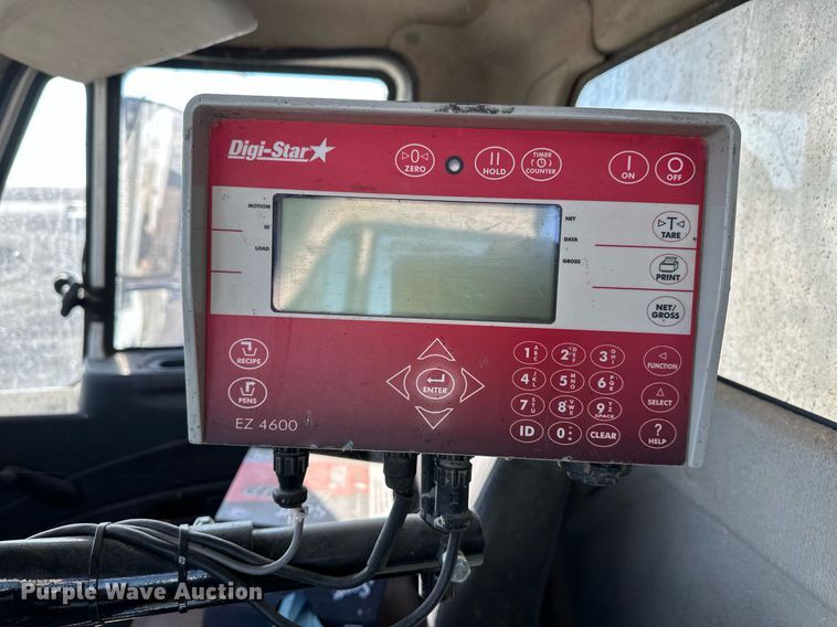 image for item ER8373 2015 International 7400 feed mixer truck