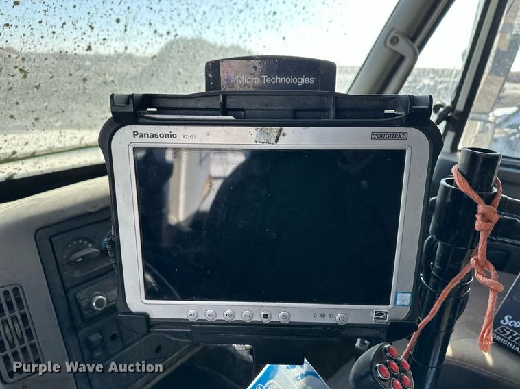 image for item ER8373 2015 International 7400 feed mixer truck