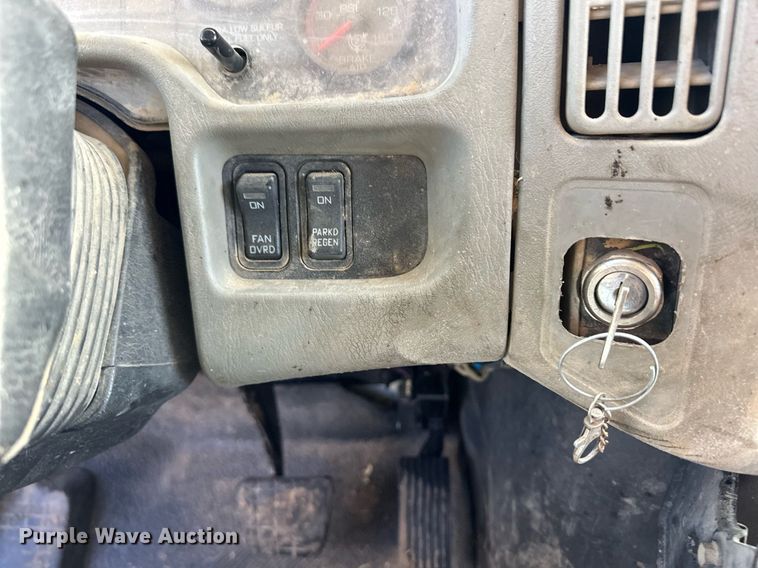 image for item ER8373 2015 International 7400 feed mixer truck