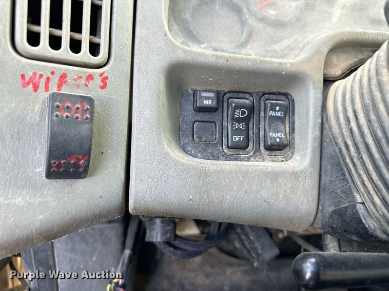 image for item ER8373 2015 International 7400 feed mixer truck