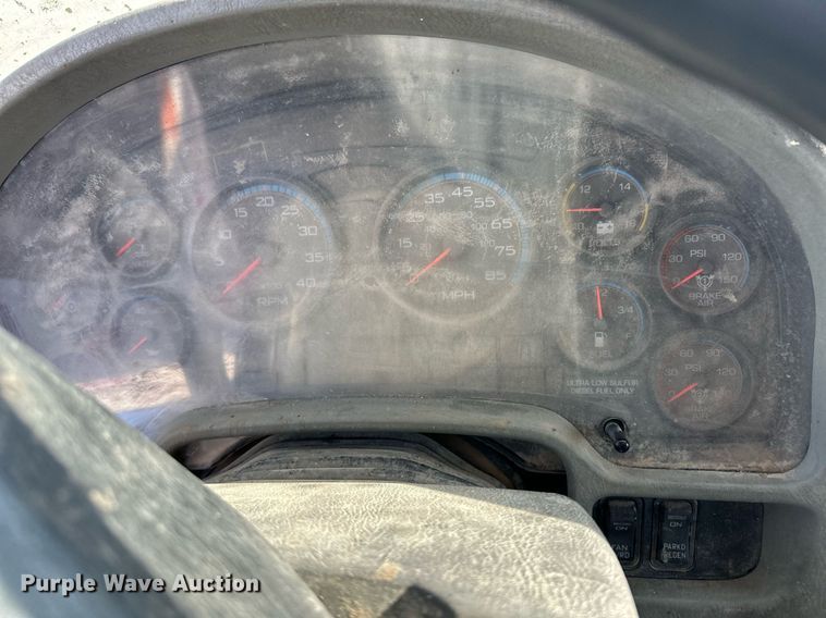 image for item ER8373 2015 International 7400 feed mixer truck