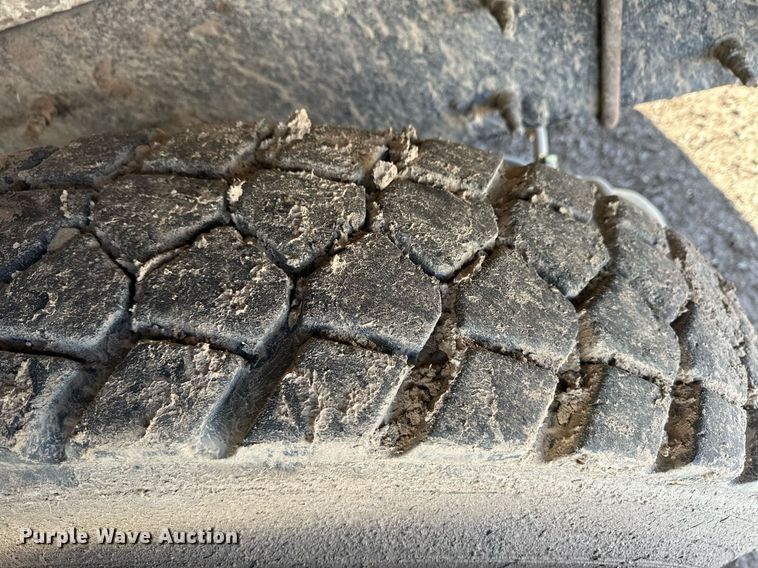 image for item ER8373 2015 International 7400 feed mixer truck