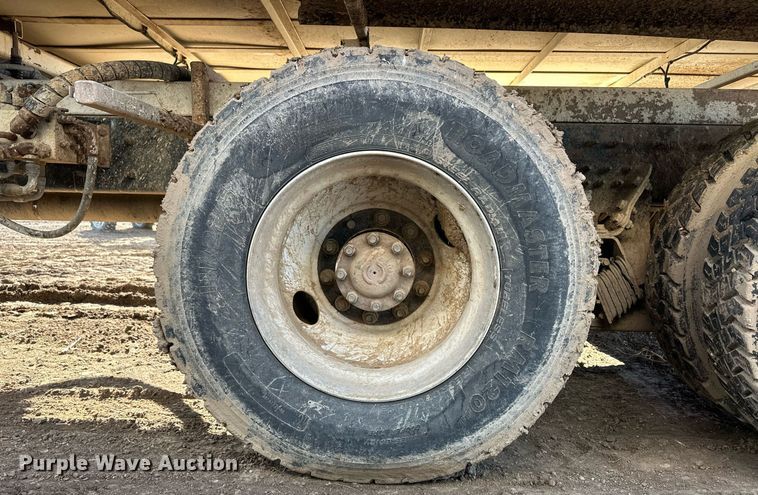 image for item ER8373 2015 International 7400 feed mixer truck