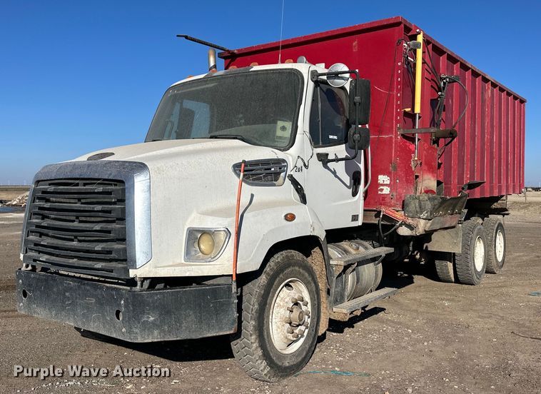 image for item ER8374 2013 Freightliner 114SD feed mixer truck 