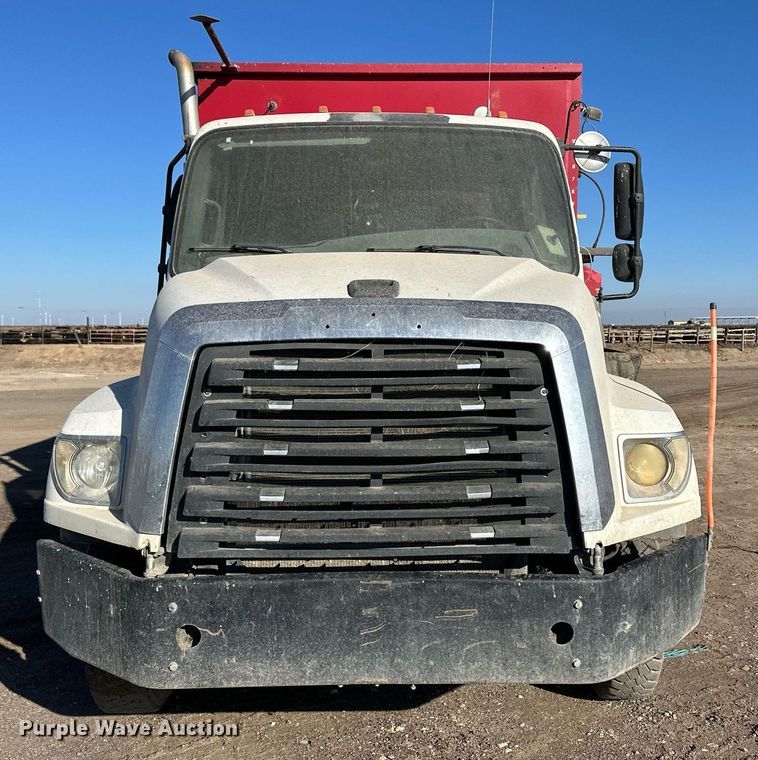 image for item ER8374 2013 Freightliner 114SD feed mixer truck 