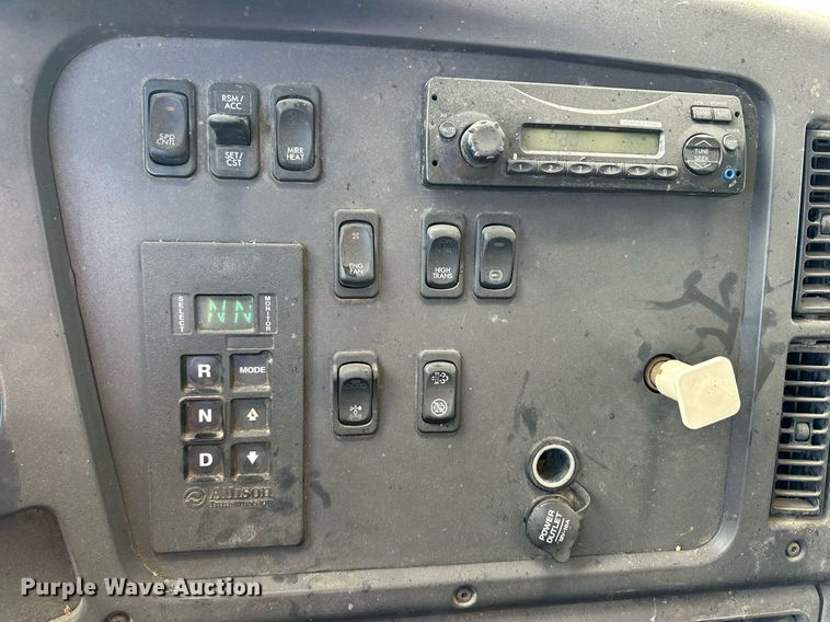 image for item ER8374 2013 Freightliner 114SD feed mixer truck 