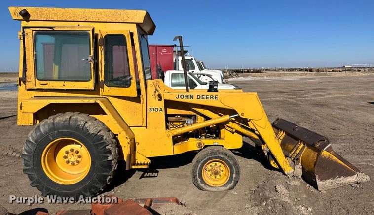 image for item ER8378 1981 John Deere 310A tractor