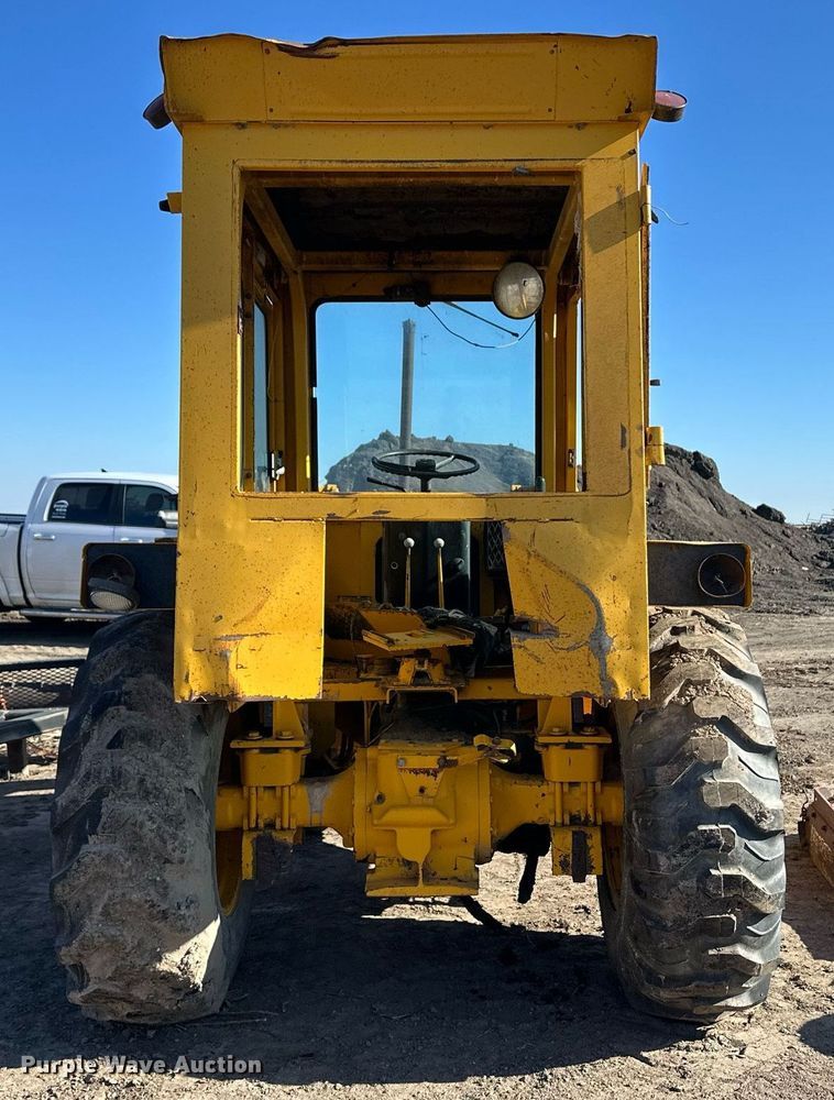 image for item ER8378 1981 John Deere 310A tractor