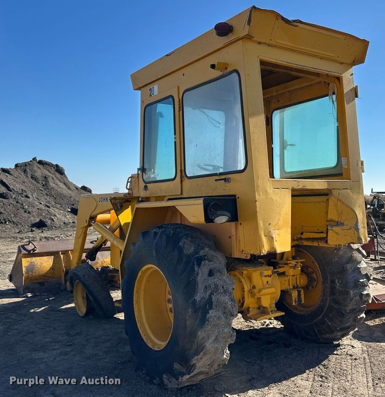 image for item ER8378 1981 John Deere 310A tractor