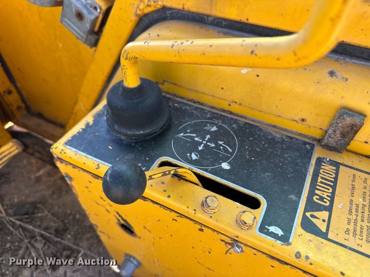 image for item ER8378 1981 John Deere 310A tractor