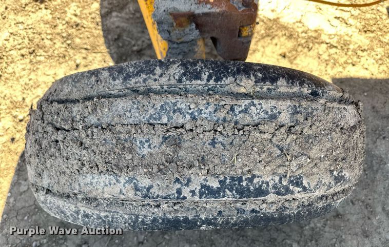 image for item ER8378 1981 John Deere 310A tractor