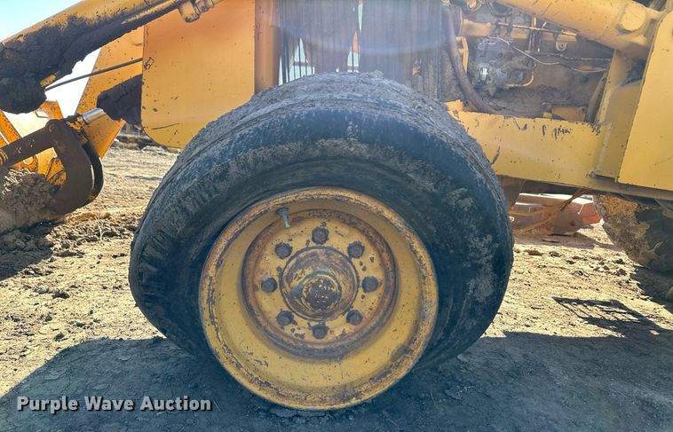 image for item ER8378 1981 John Deere 310A tractor