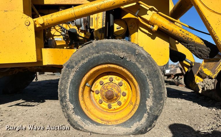 image for item ER8378 1981 John Deere 310A tractor