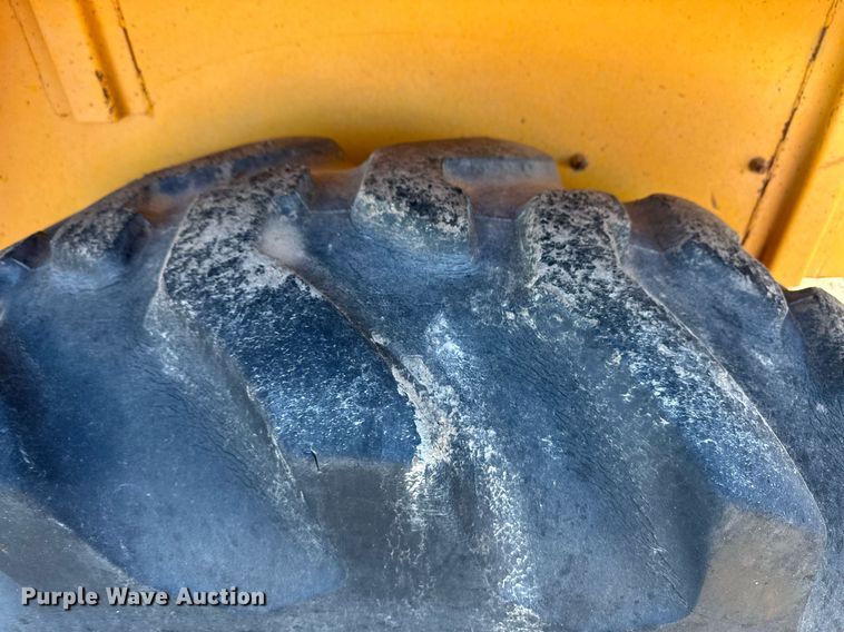 image for item ER8378 1981 John Deere 310A tractor