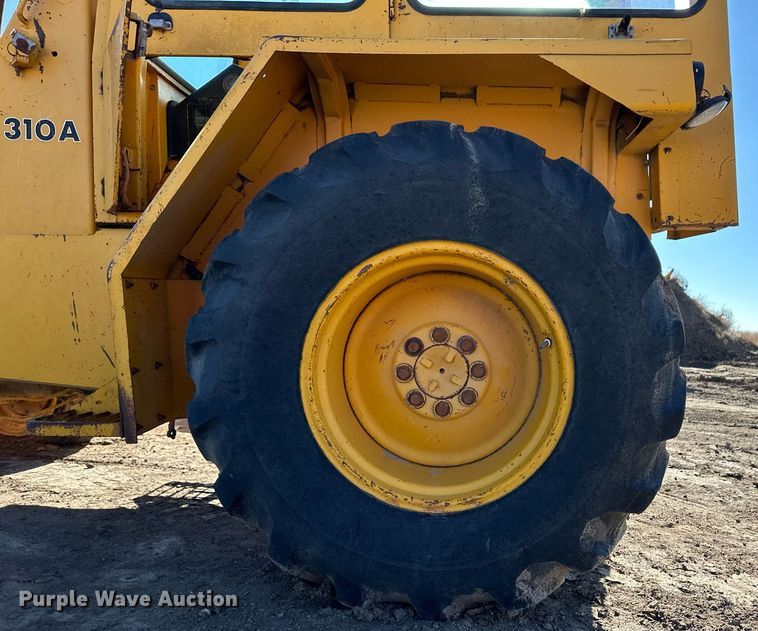 image for item ER8378 1981 John Deere 310A tractor