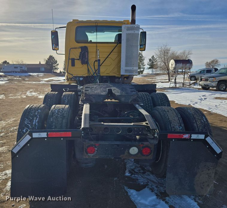 image for item DT7020 2011 International Prostar Premium truck