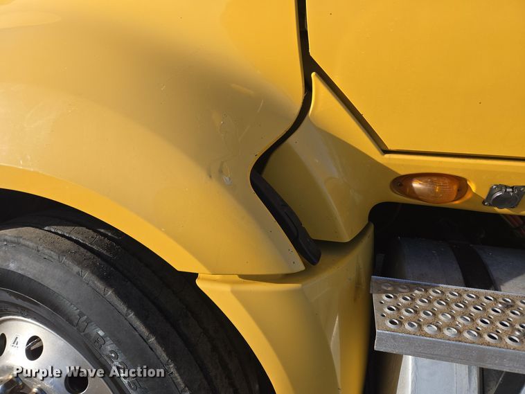 image for item DT7020 2011 International Prostar Premium truck