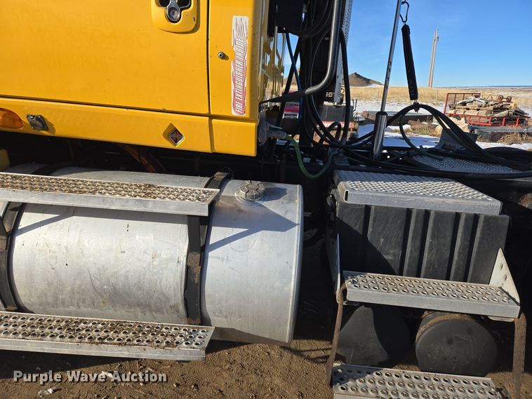 image for item DT7020 2011 International Prostar Premium truck