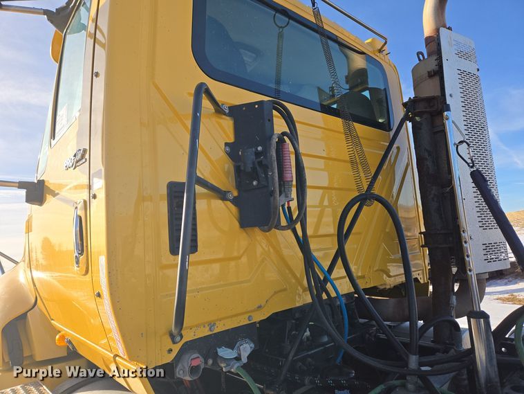 image for item DT7020 2011 International Prostar Premium truck