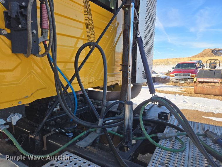 image for item DT7020 2011 International Prostar Premium truck