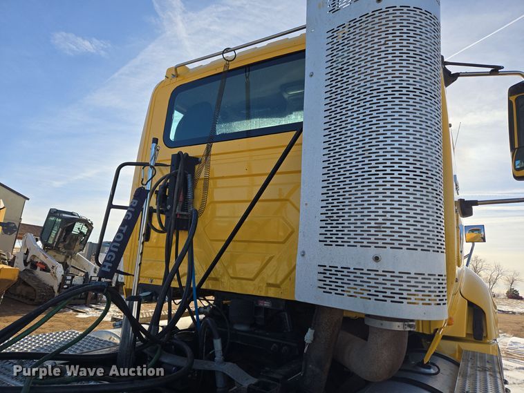 image for item DT7020 2011 International Prostar Premium truck