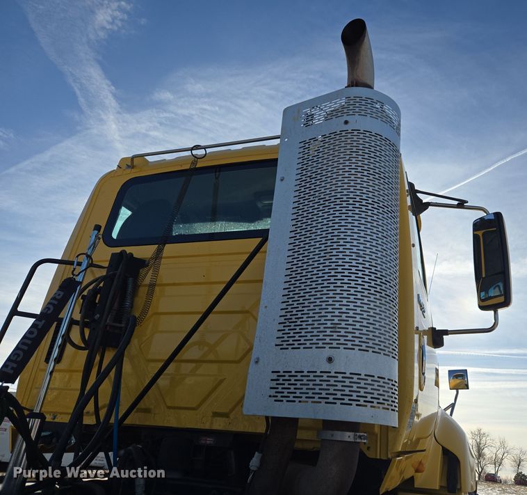 image for item DT7020 2011 International Prostar Premium truck