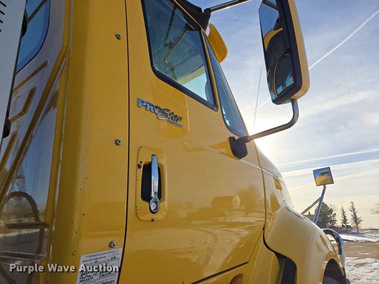 image for item DT7020 2011 International Prostar Premium truck