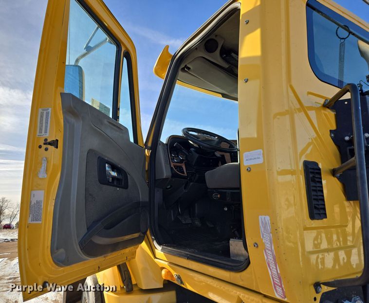 image for item DT7020 2011 International Prostar Premium truck